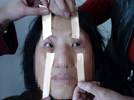 http://photo.minghui.org/images/u_persecution/torture_means/images/2004-12-23-lixiuzhen24.jpg