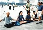 法轮功学员在天安门炼功和平上访 07/14/2000