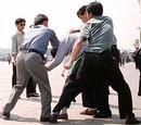 法轮功学员在天安门和平请愿遭暴力拘捕　2000