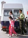 在天安门为法轮功和平请愿的母女，双双遭警察拘捕　2000