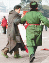 天安门和平请愿的法轮功学员遭暴力抓捕　2001