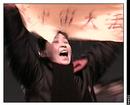 CNN:　一名女法轮功学员展开横幅高呼　为法轮功和平请愿 01/01/2001