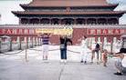 两个小姑娘在天安门城楼前展开横幅为法轮功和平请愿　2001