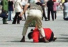 美联社图片：在天安门广场和平请愿的女法轮功学员，遭警察野蛮殴打 