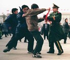 美联社图片：在天安门广场和平请愿的法轮功学员遭警察抓捕 