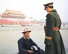 美联社图片：步行到天安门广场为法轮功和平请愿的老人
