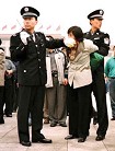 美联社图片：在天安门广场和平请愿的女法轮功学员遭警察抓捕 