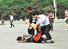 美联社图片：在天安门广场和平请愿的法轮功学员遭警察野蛮殴打 
