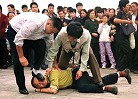 美联社图片：警察在殴打到天安门为法轮功和平请愿的法轮功学员