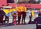 法轮功学员在天安门广场打横幅和平请愿，被警察抓捕 12/23/2000