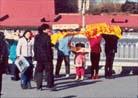 Published on 1/4/2001 December 23, 2000 at Tiananmen Square several Falun Dafa practitioners unfurled banners to appeal against the 18-month-long crackdown; plain-clothes policeman rushes towards elderly practitioner to arrest her.