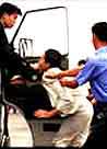 BBC报道：天安门广场警察对和平请愿的法轮功学员施暴　2000　