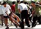BBC报道：天安门广场警察对和平请愿的法轮功学员施暴　10/26/2000　