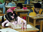Published on 12/31/2005 台湾明慧学校绘画课：警车前的小女孩（图）