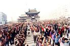 Published on 3/17/2004 历史图片：1999年5月双城市大法弟子在东门广场集体炼功
