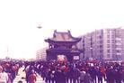 Published on 3/17/2004 历史图片：1999年5月双城市大法弟子在东门广场集体炼功
