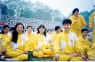 Published on 4/19/2004 历史图片集：法轮大法在武汉
96年5月24日学员在武汉市四中集体炼功