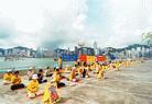 Published on 7/5/2002 各国学员香港海滨炼功　天空呈现巨形彩色光环(图)

