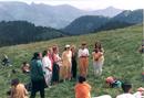 Published on 7/10/2000 2000年6月，参加联合国发展会议的欧洲学员在瑞士阿尔卑斯山上的集体炼功

