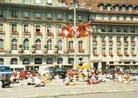 Published on 7/28/2000 7月20日，在中国政府公开镇压法轮功一周年之际，瑞士法轮大法弟子在首都伯尔尼市中心的联邦政府广场举行炼功和洪法活动。