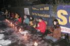 Published on 1/16/2003 图片报道：丹麦与瑞典大法弟子在中国使馆前举行烛光守夜
