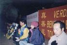 Published on 1/16/2003 图片报道：西班牙法轮功学员连日来中使馆前抗议江氏集团暴行（图）
