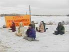 Published on 1/16/2003 图片：瑞典斯德哥尔摩学员在风雪中呼吁制止江氏集团的残酷迫害
