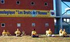 Published on 4/29/2003 图片报道：法国瓜德路普大法弟子在“人权中学”纪念“4.25”万人和平大上访
