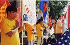 Published on 11/6/2002 图片报道：在休士顿集体炼功抗议江对法轮功的迫害
