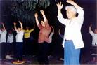 Published on 4/19/2004 历史图片集：法轮大法在武汉
(95年学员晚上在中山公园集体炼功)
