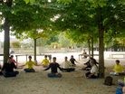 Published on 5/6/2012 法轮功,巴黎卢森堡公园炼功点的故事（图） - 法轮大法明慧网
