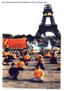 Published on 5/13/2000 法轮功学员在法国巴黎集体炼功，1999年10月