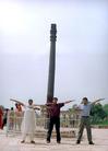 Published on 8/20/2005 图片：法轮功学员在著名的“印度铁棒”前炼功
