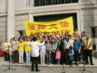 4/29/2004发表.����4.25��Ӣ�����ֹ�ѧԱ�����ǰģ�ⷨͥ���󽭡���
