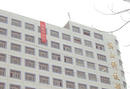 Published on 2/7/2002 图为湖北省高级人民法院旁边的洪山科技创业中心十二层楼顶上挂出的条幅