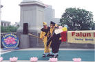 Published on 7/4/2002 更多图片：国庆日加拿大弟子精彩演出吸引数万游客
