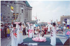 Published on 7/4/2002 更多图片：国庆日加拿大弟子精彩演出吸引数万游客
