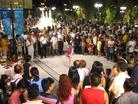 Published on 8/28/2004 在雅典的法轮功功法展示吸引大批民众---法轮大法学员为雅典市的人们表演音乐节目及舞蹈