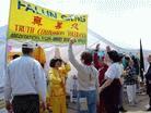 Published on 5/4/2004 圣路易法轮功学员参加世界博览会百年庆祝活动（图）
