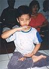 Published on 4/26/2001 Falun Gong Introduction Class in Bali, Indonesia Draws a Crowd of Hundreds.
