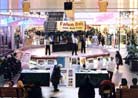 Published on 3/23/2002 Montreal Dafa Practitioners Spread the Fa and Clarify the Truth in Downtown Shopping Center 