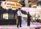 Published on 3/23/2002 Montreal Dafa Practitioners Spread the Fa and Clarify the Truth in Downtown Shopping Center 