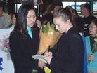 Published on 1/23/2006 圣马刁郡时报：李祥春返美在机场受到众人欢迎（图）