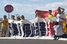 Published on 11/5/2002 图片：法轮功学员在江到访墨西哥参加峰会期间举行抗议活动
