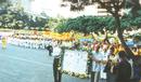 Published on 1/17/2001 13日下午，学员们游行至中联办（前新华社）对面炼功，呼吁停止镇压法轮功