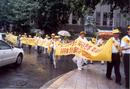 Published on 7/25/2001 722 两周年韩国弟子在汉城风雨中游行正法