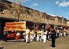 Published on 9/3/2000 大约有六十多名法轮大法弟子于九月二日在Penrith区的文化节中进行了游行，炼功，散发大法资料等弘法活动。