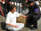 Published on 7/19/2004 法国大法弟子在唐人街上揭露江集团酷刑迫害（图）
