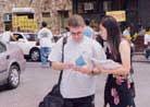 Published on 8/20/2000 进入八月份以来，每个星期六上午来自纽约和新泽西的大法学员都在位于曼哈顿中国城的"中国广场"举办弘法及向世人讲明真相的活动。