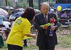Published on 9/26/2000 Korean practitioners promoting Falun Dafa during a Korean Festival in the New York metropolitan area
